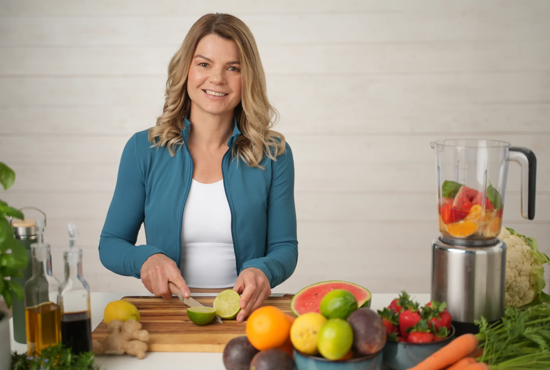 Saskia in ihrer Küche mit frischem Obst und Gemüse